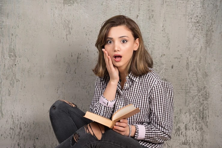 Девушка с книгой шокирована