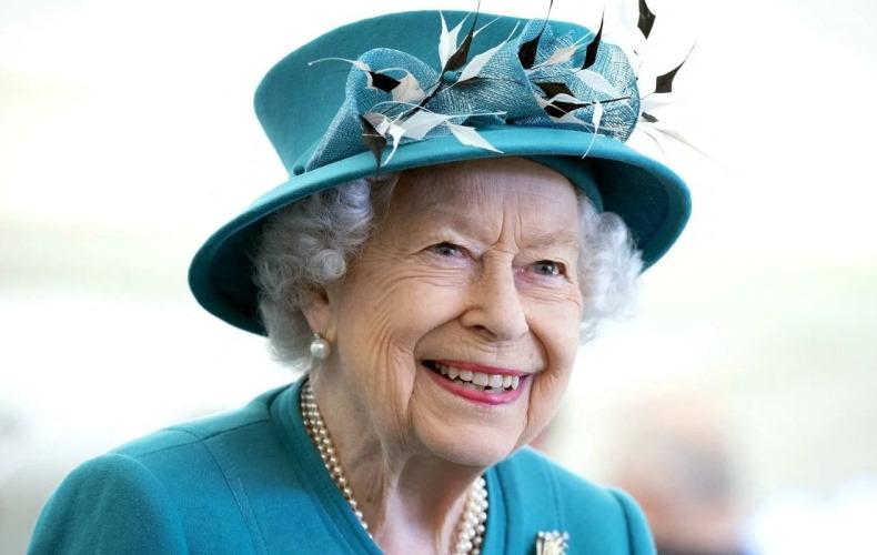 Королева Великобритании также запомнится всем своими неизменно яркими нарядами и стильными шляпками