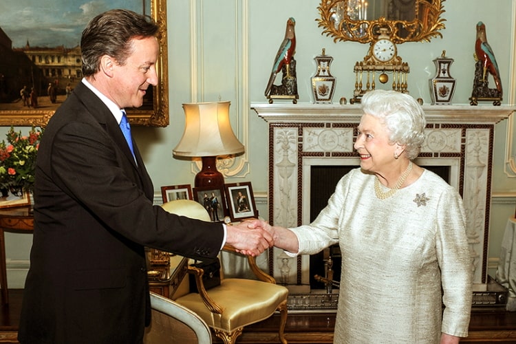 Премьер-министр Дэвид Кэмерон и Елизавета II