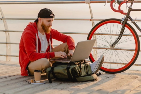 27.	Digital nomad — человек, который выполняет всю свою работу через интернет во время путешествия.